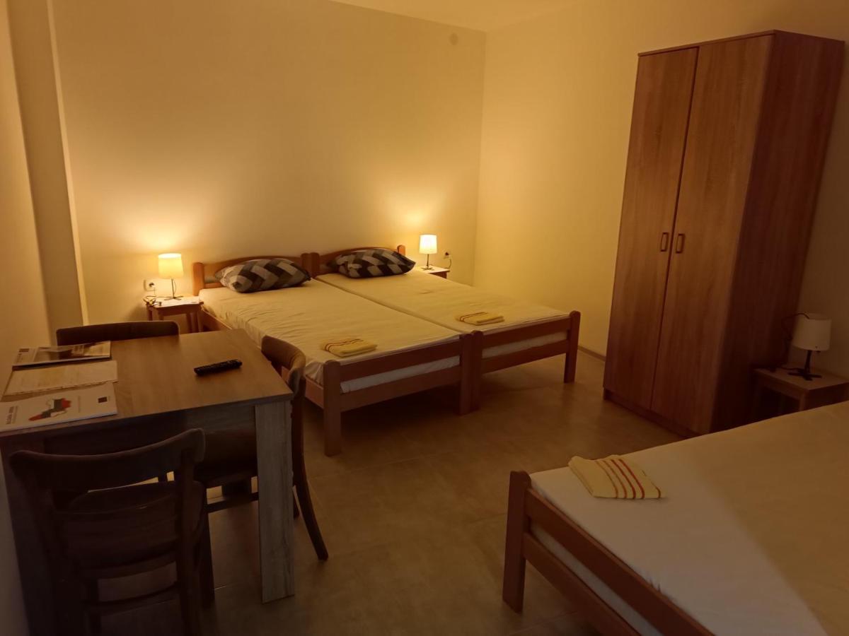 Adamovic Appartement Pirot Buitenkant foto