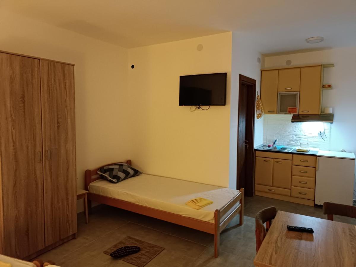 Adamovic Appartement Pirot Buitenkant foto